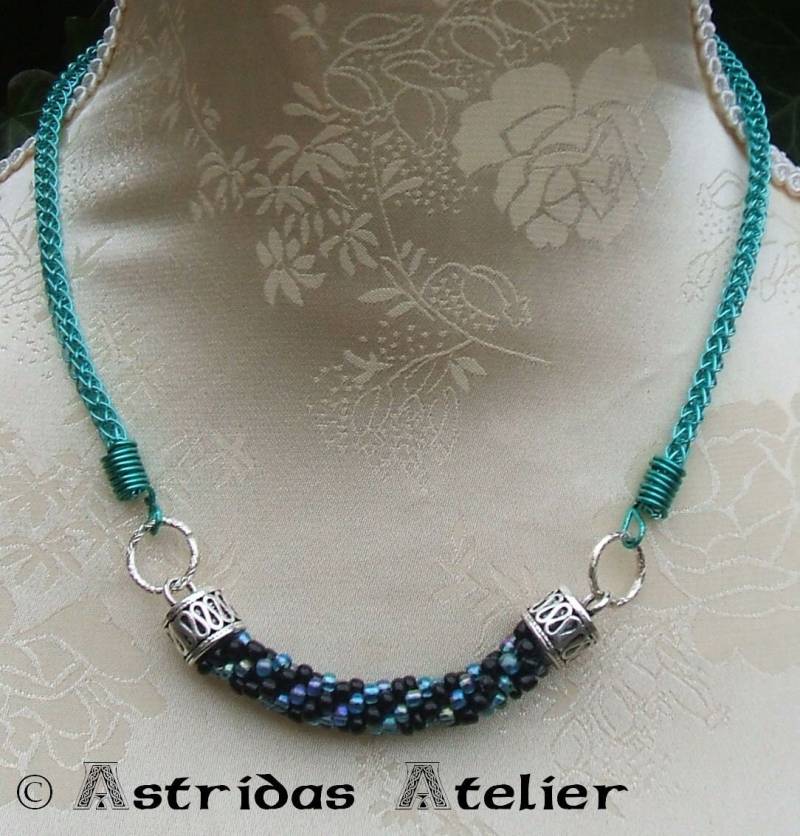Kette in Türkis Aus Draht Gestrickt Und Mit Gehäkelten Einsatz Glasperlen von AstridasAtelier