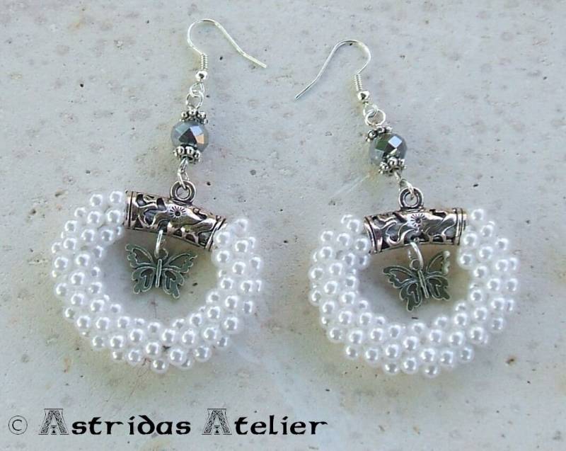 Ohrringe in Weiß Mit Schmetterling/Creolen Aus Wachsperlen Gehäkelt von AstridasAtelier