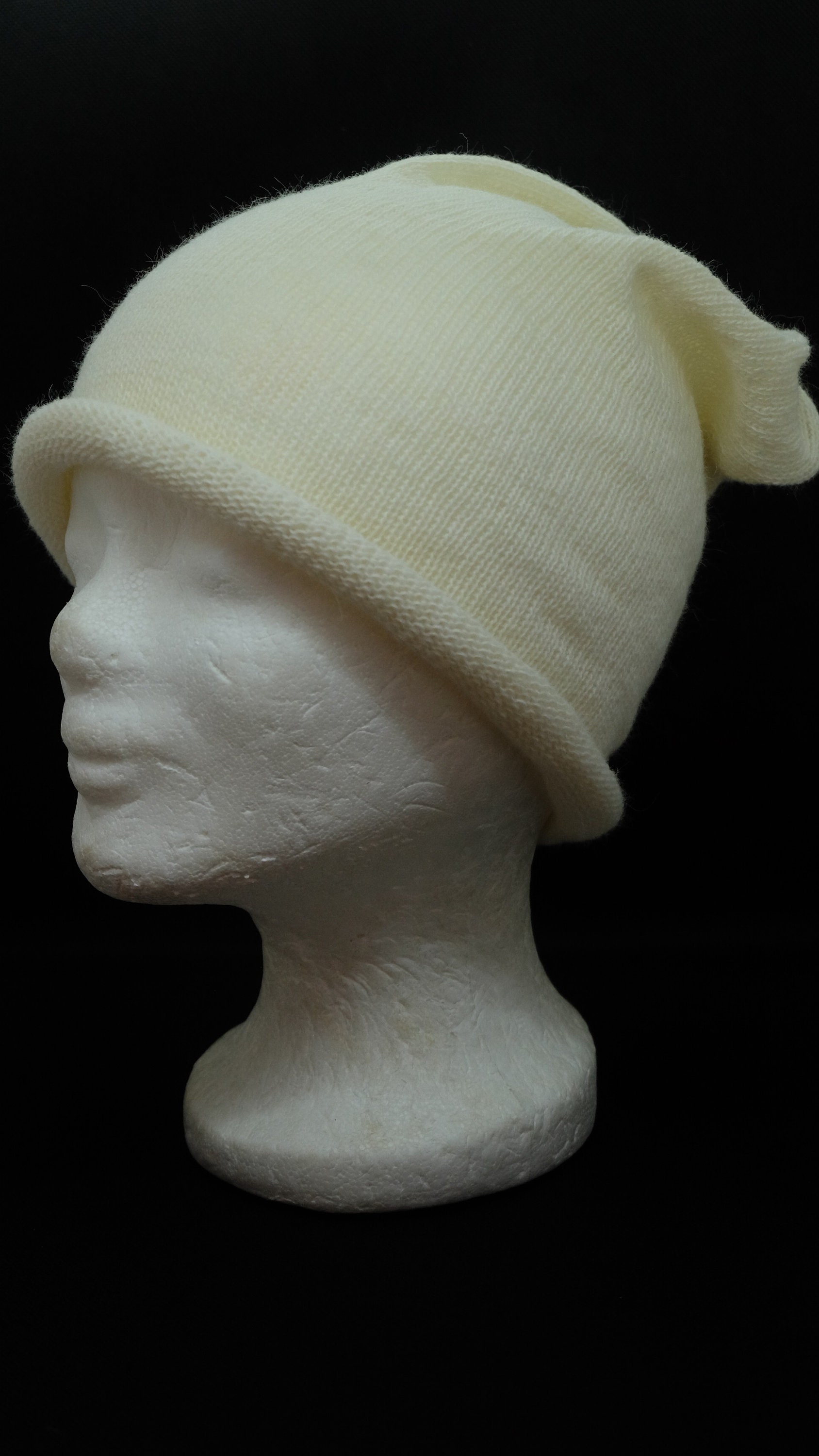 Dünne Feinstrick Beanie Mit Rollrand in Naturweiß von AstrinsNadelsalat