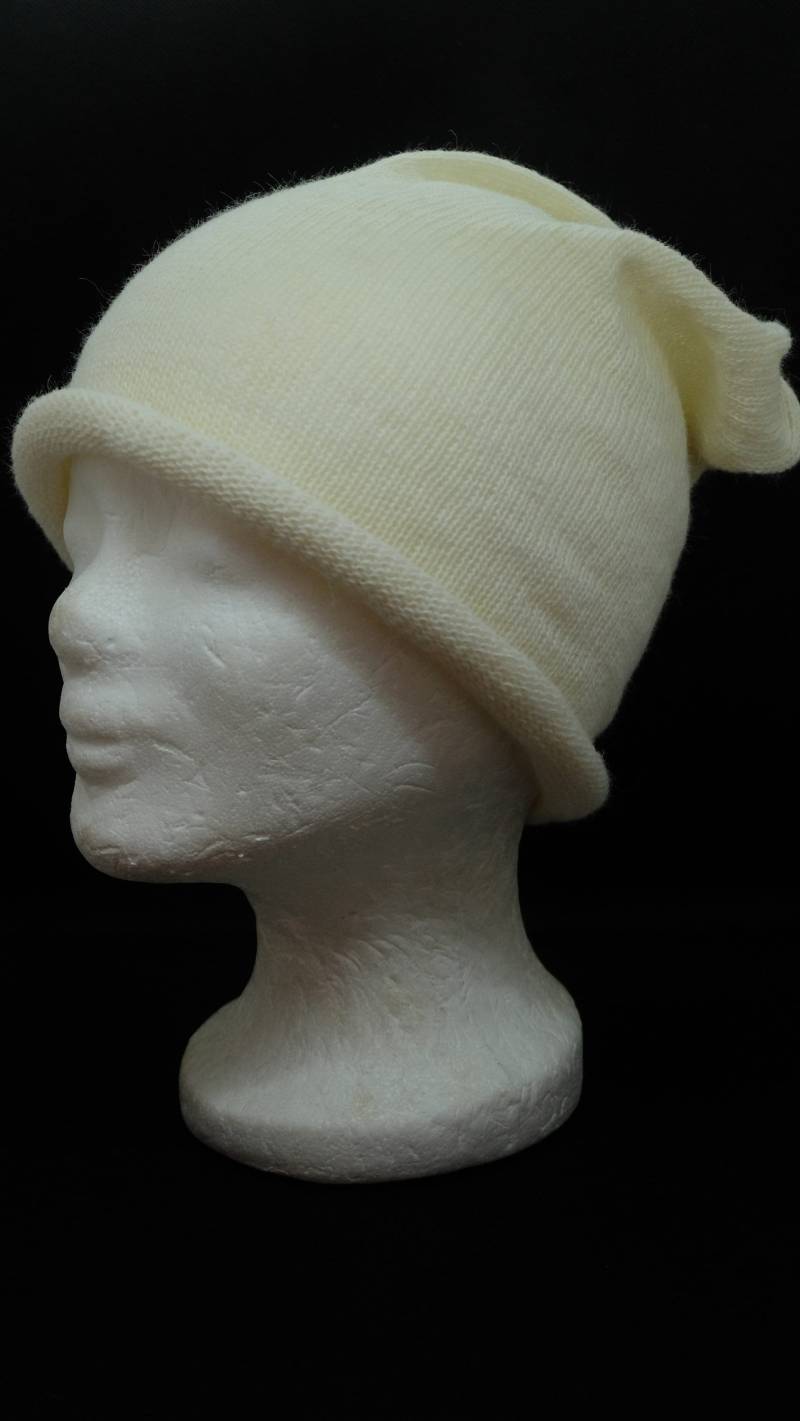 Dünne Feinstrick Beanie Mit Rollrand in Naturweiß von AstrinsNadelsalat