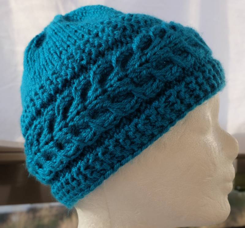 Gestrickte Beanie Mit Zopfmuster in Türkis von AstrinsNadelsalat