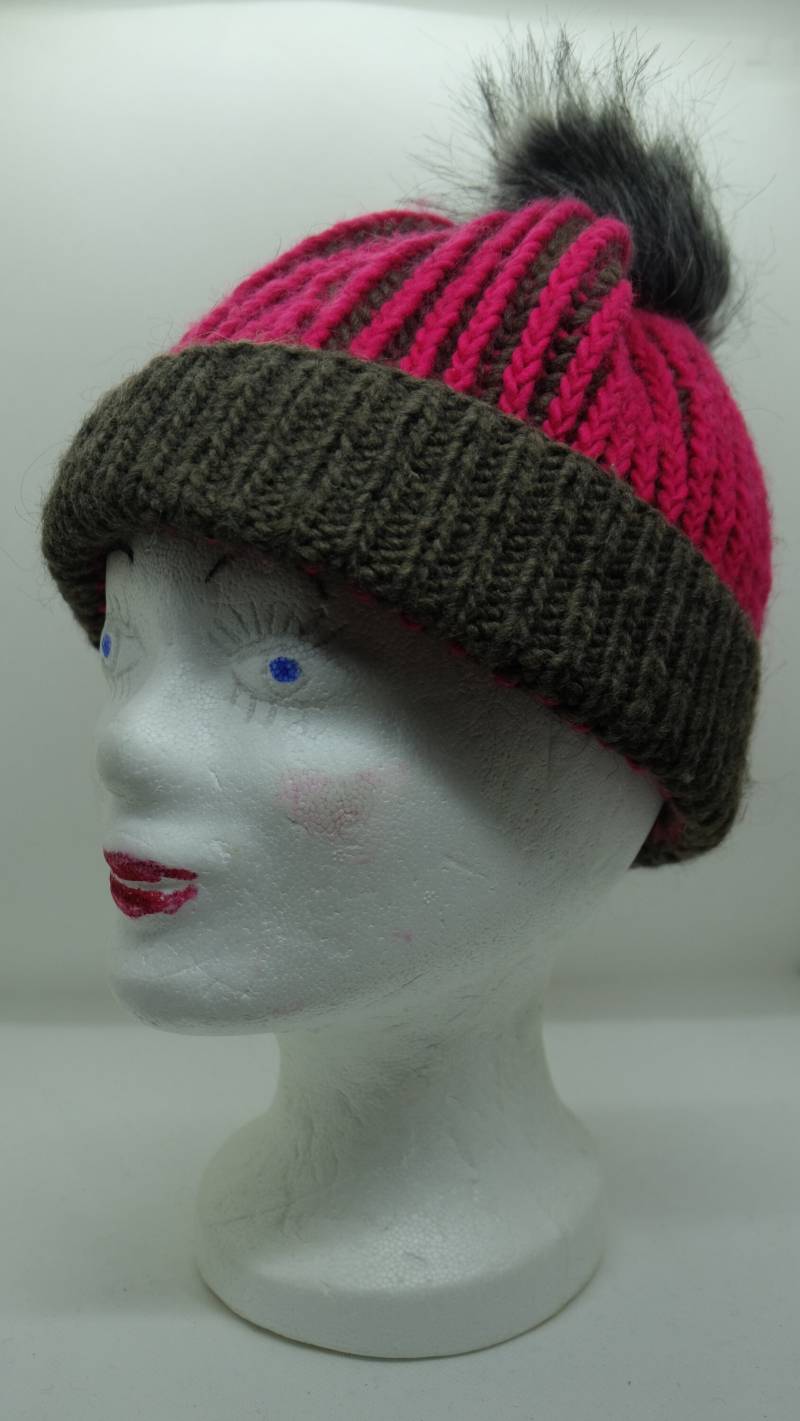 Handgestrickte Bommelmütze in Grau Und Pink von AstrinsNadelsalat