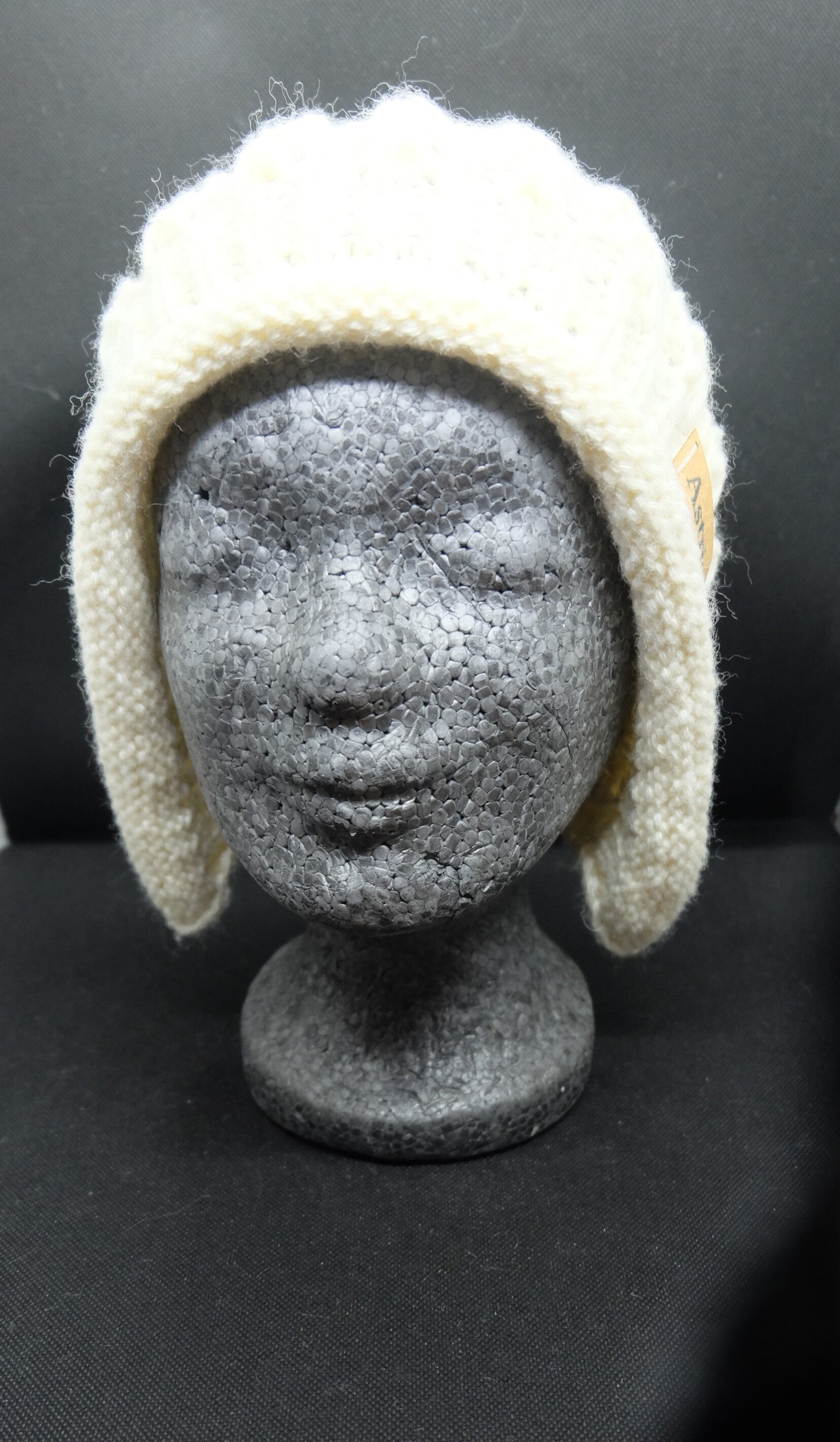 Handgestrickte Weiße Damenmütze Mit Quaste Aus Seide Und Feiner Merinowolle von AstrinsNadelsalat