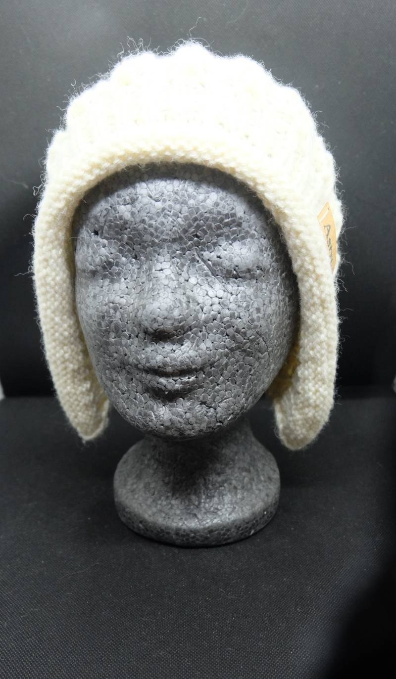 Handgestrickte Weiße Damenmütze Mit Quaste Aus Seide Und Feiner Merinowolle von AstrinsNadelsalat