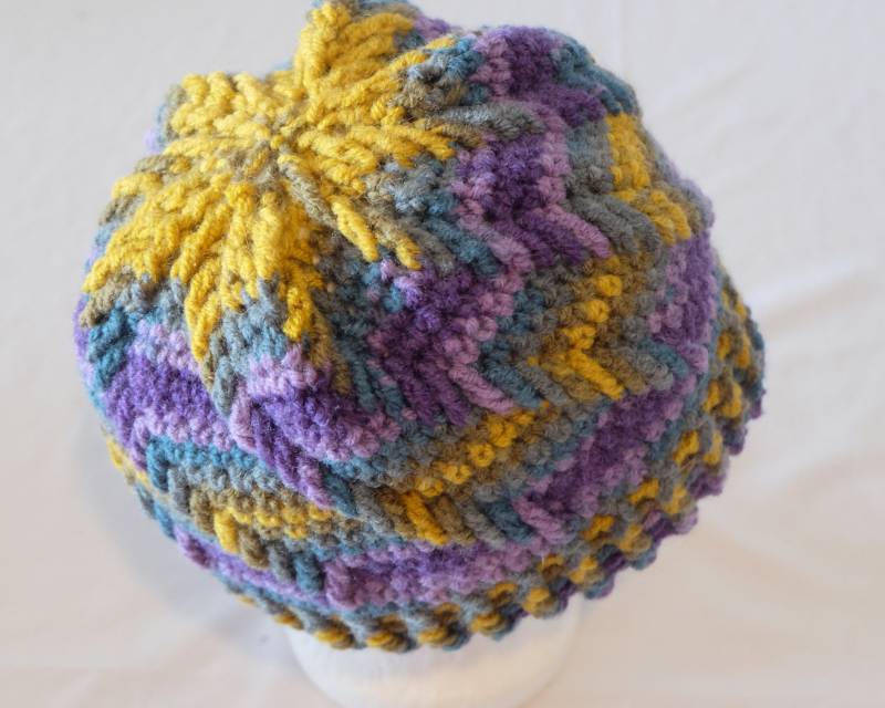 Handmade, Bunte Damenmütze Mit Schräg Verlaufendem Reliefmuster Handmade, Bunte Damenmütze Mit Schräg Verlaufendem Reliefmuster von AstrinsNadelsalat