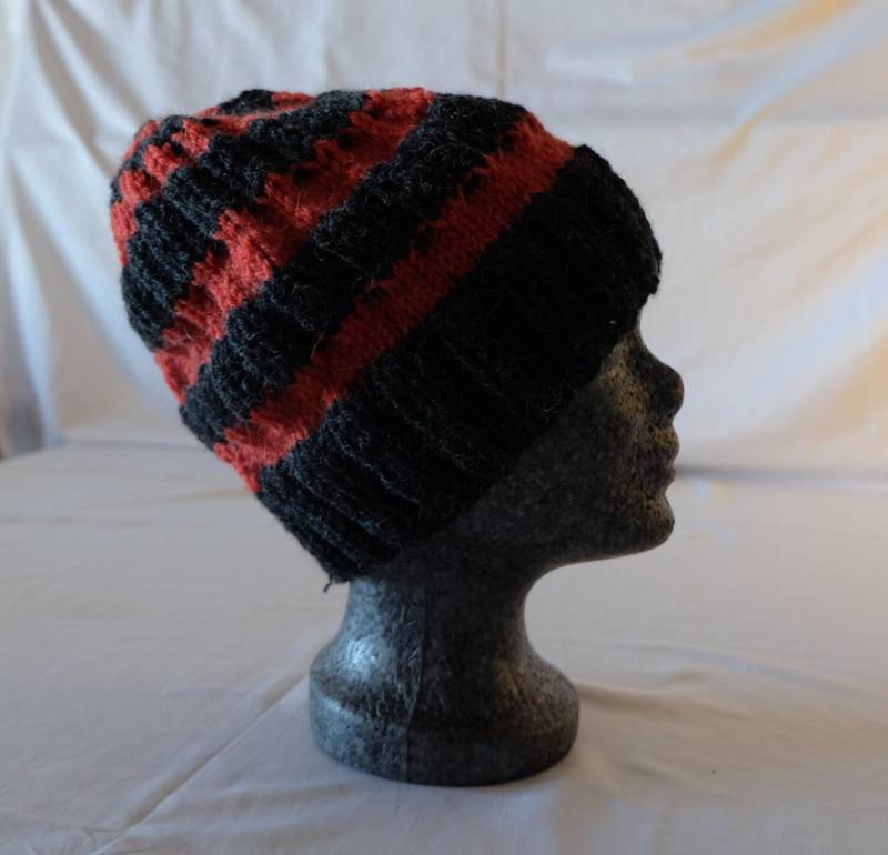 Long Beanie Mit Alpaka in Dunkelgrau Und Rot von AstrinsNadelsalat