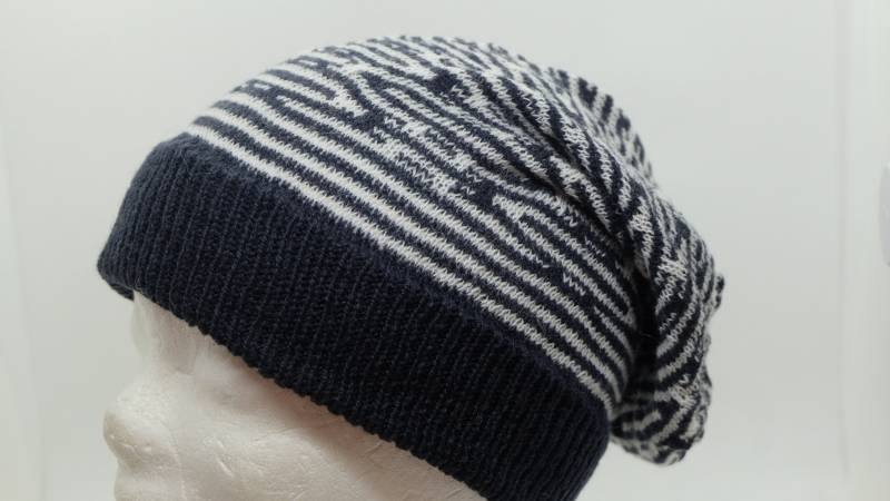 Longbeanie Mit Doppeltem Rand Und Schwarz-Weißem Muster von AstrinsNadelsalat