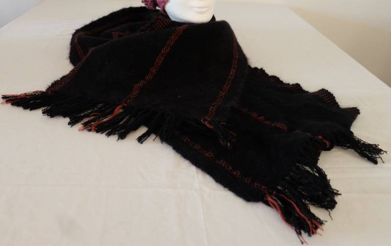 Schwarzer Mohairschal Mit Roten Mustern von AstrinsNadelsalat
