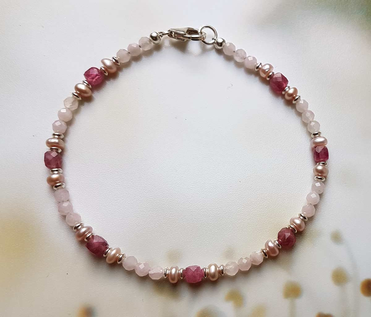 Armband Aus Rosa Turmalin | Rubellit, Perlen, Rosenquarz, Silber Armband Aus Rosa Turmalin | Rubellit, Perlen, Rosenquarz, Silber von Astrokreativ