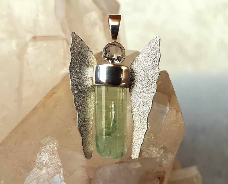 Bergkristall-Grüner Beryll-Engel Anhänger Mit Silber Gefasst Und Silberflügel Bergkristall-Grüner Beryll-Engel Anhänger Mit Silber Gefasst Und Silberflügel von Astrokreativ