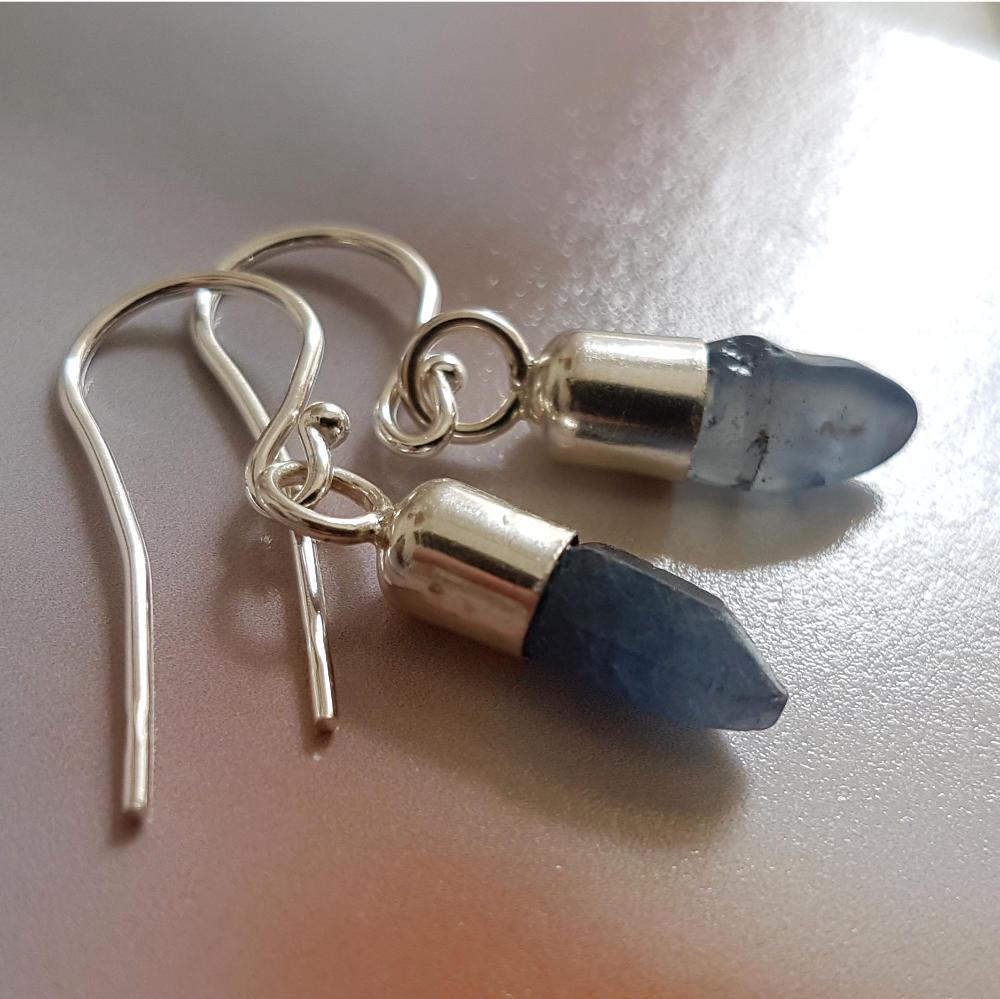 Blaue Saphir Kristall Ohrhänger Mit Silber Blaue Saphir Kristall Ohrhänger Mit Silber von Astrokreativ
