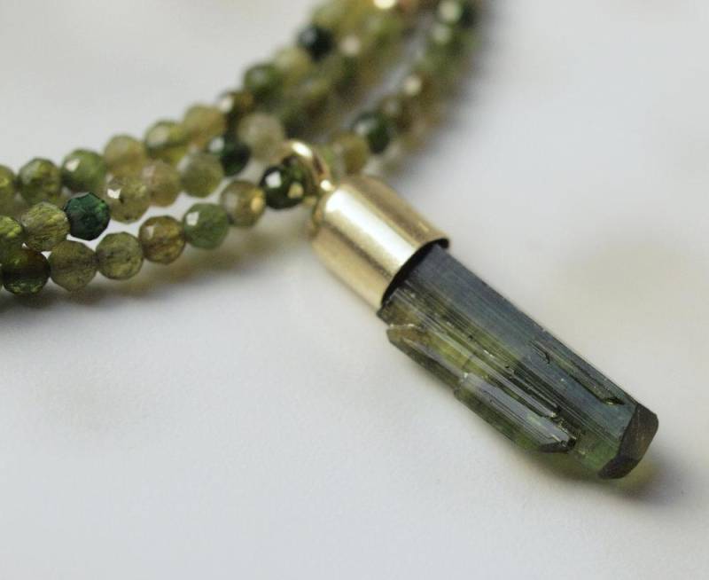Grüne Turmalin-Verdelith Kette Mit Verdelith Kristall Anhänger, Vergoldetes Silber von Astrokreativ