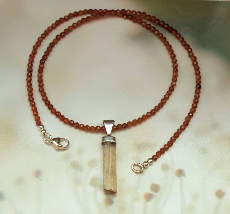 Hessionit, Gelbbrauner Granat, Kette Mit Seltenen Skapolth Kristall Anhänger von Astrokreativ