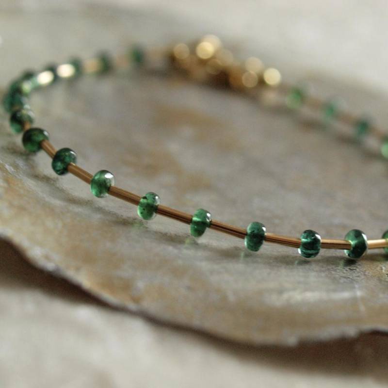 Intensiv Grünes Smaragd Armband Mit Gold Filled Röhrchen von Astrokreativ