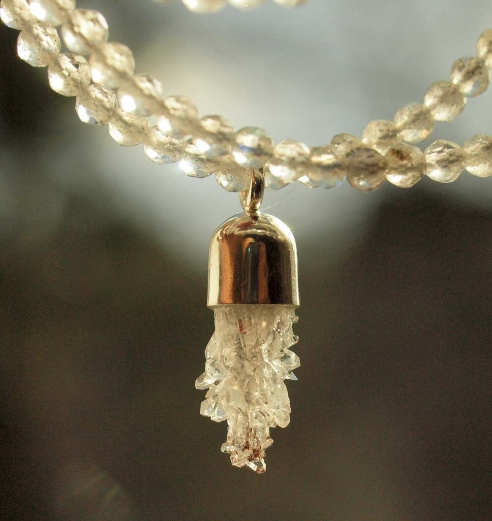 Labradorit Kette Mit Quarz Anhänger Aus Mini-Kristallen Labradorit Kette Mit Quarz Anhänger Aus Mini-Kristallen von Astrokreativ