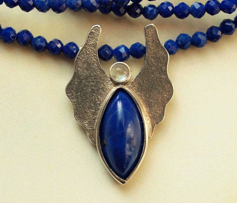Lapislazuli Kette Mit Engel Anhänger Aus Mondstein Und Lapislazuli, Silber von Astrokreativ