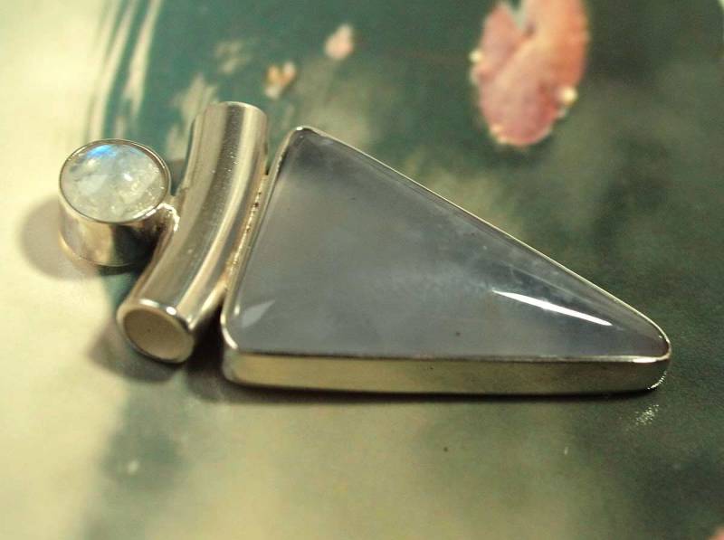 Mondstein-Blauer Chalcedon-Anhänger Mit Silber Mondstein-Blauer Chalcedon-Anhänger Mit Silber von Astrokreativ