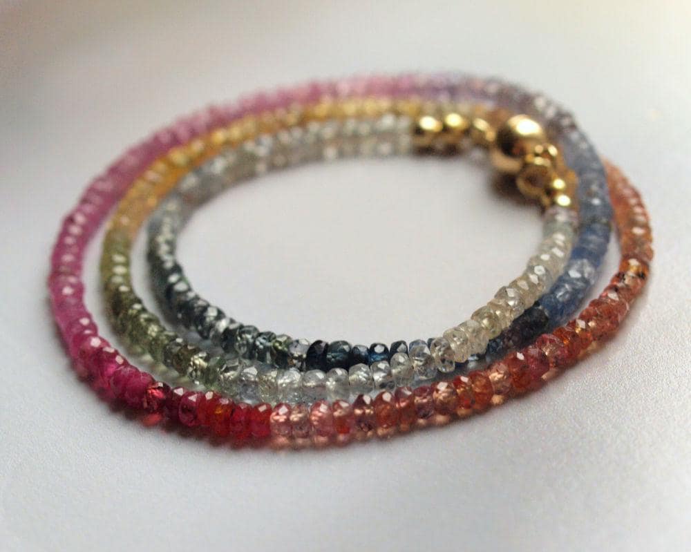 Multicolor Bunte Saphir Korund Kette in Regenbogenfarben, Vergoldete Silber Magnetschließe Multicolor Bunte Saphir Korund Kette in Regenbogenfarben, Vergoldete Silber Magnetschließe von Astrokreativ