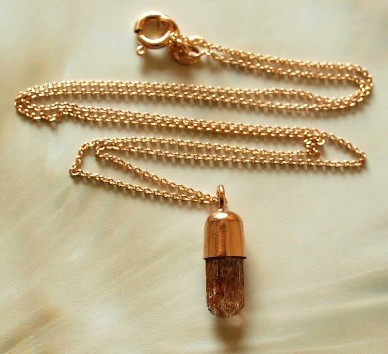 Rötlicher Imperialtopas Kristall Anhänger Mit Rose Vergoldeter Silber Ankerkette Rötlicher Imperialtopas Kristall Anhänger Mit Rose Vergoldeter Silber Ankerkette von Astrokreativ