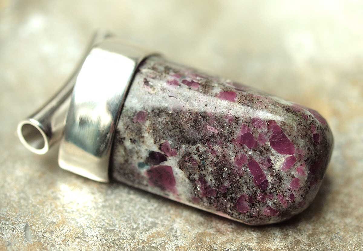 Rubin Mit Feldspat Anhänger, Silberkappe Rubin Mit Feldspat Anhänger, Silberkappe von Astrokreativ