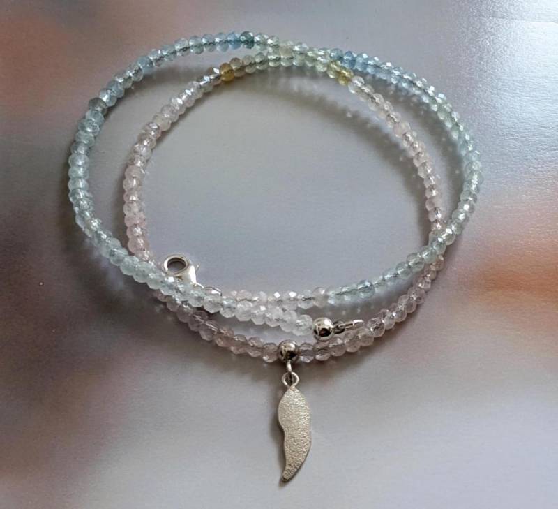 Zarte Beryll-Morganit-Aquamarin Schutzengel Kette Mit Silber Engelflügel von Astrokreativ