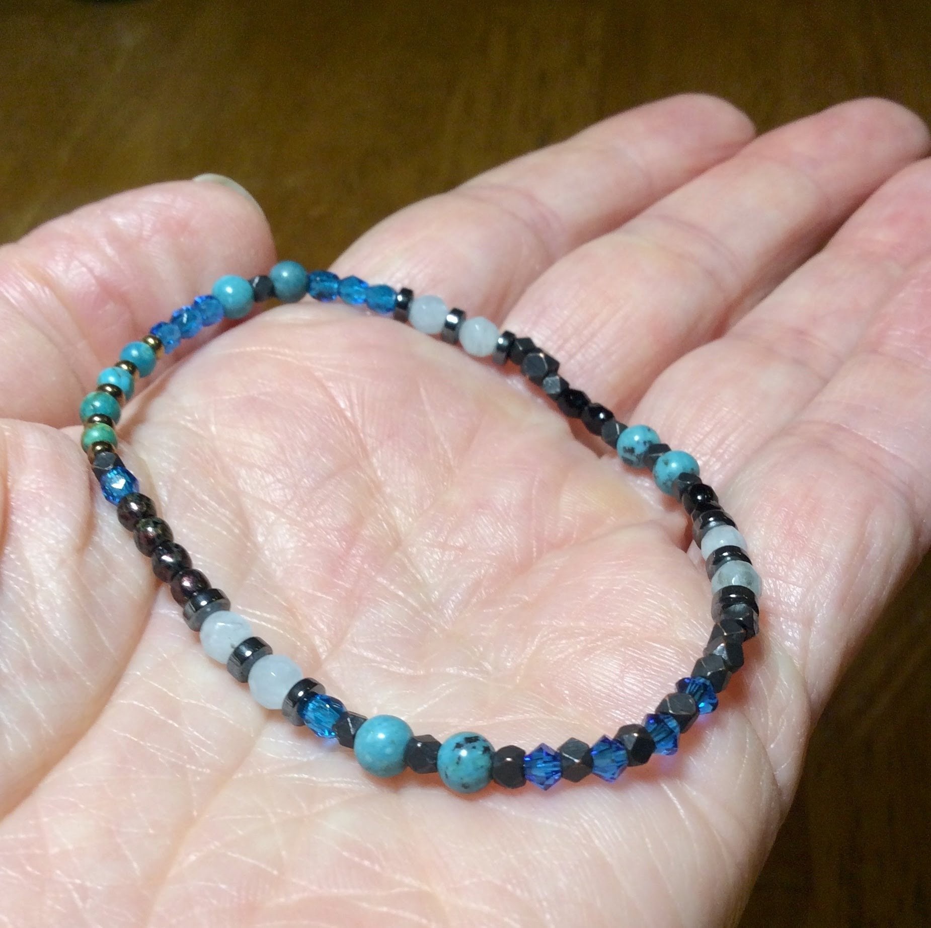 Aquarius Astrologie Armband Aktiviert Genie Und Erfindung Türkis, Swarovski-Kristall, Angelit Hämatit Dünn, Zart, Stapelbar Aquarius Astrologie Armband Aktiviert Genie Und Erfindung Türkis, Swarovski-Kristall, Angelit Hämatit Dünn, Zart, Stapelbar von AstrologyJewelry93
