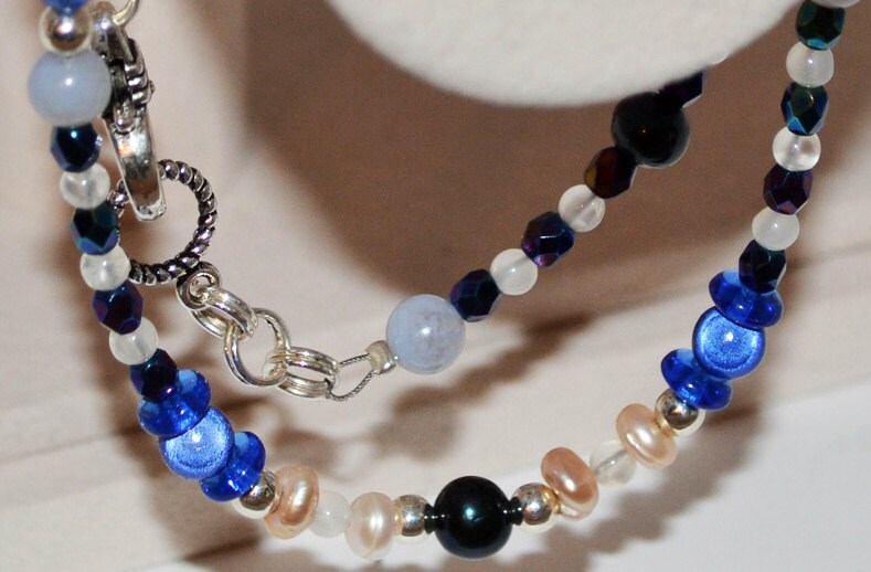 Krebs-Halb-Edelstein-Halskette Mondstein, Süsswasserperlen, Schwarze Perle, Lapislazuli, Blauer Chalcedon, Sterling Silber, Blaues Wunder-Perlen Krebs-Halb-Edelstein-Halskette Mondstein, Süsswasserperlen, Schwarze Perle, Lapislazuli, Blauer Chalcedon, Sterling Silber, Blaues Wunder-Perlen von AstrologyJewelry93