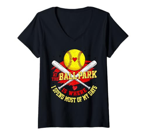 Damen Im Ballpark verbringe ich die meiste Zeit meiner Tage T-Shirt mit V-Ausschnitt Damen Im Ballpark verbringe ich die meiste Zeit meiner Tage T-Shirt mit V-Ausschnitt von At The Ball Park Is Where I Spend Most Of My Days