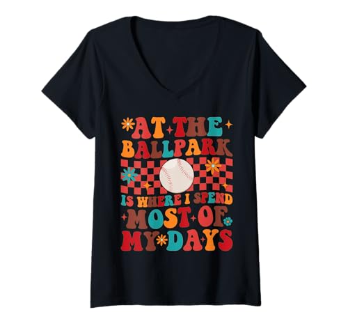Damen Im Baseballstadion verbringe ich die meiste Zeit meiner Tage T-Shirt mit V-Ausschnitt Damen Im Baseballstadion verbringe ich die meiste Zeit meiner Tage T-Shirt mit V-Ausschnitt von At The Ballpark Is Where I Spend Most Of My Days