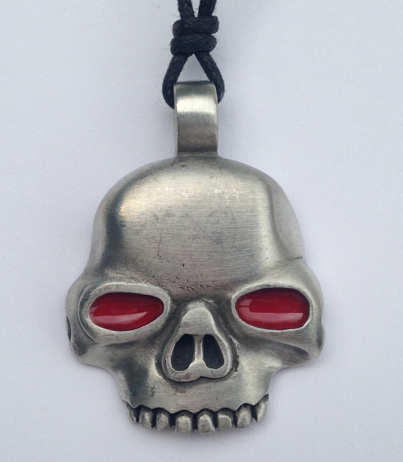 Piratenschädel Mit Roten Augen Zinnanhänger Erweiterbarer Kette von AtBeach4Ever