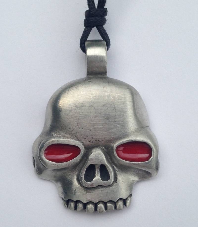 Piratenschädel Mit Roten Augen Zinnanhänger Erweiterbarer Kette von AtBeach4Ever
