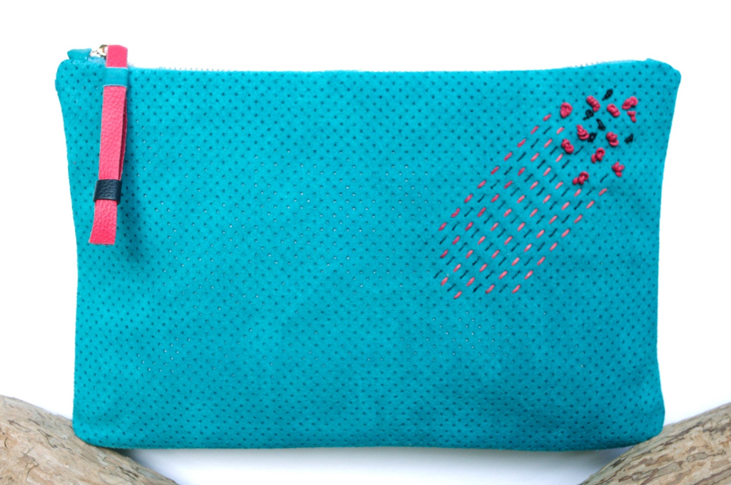 Handgemachte Viridian Perforiertes Wildleder Clutch Handgemachte Viridian Perforiertes Wildleder Clutch von AtTaylorLund