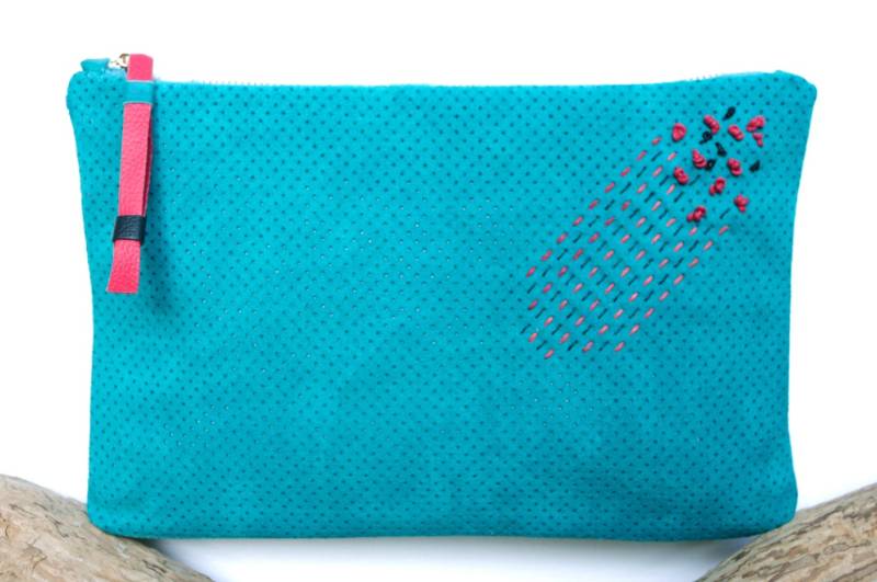 Handgemachte Viridian Perforiertes Wildleder Clutch Handgemachte Viridian Perforiertes Wildleder Clutch von AtTaylorLund