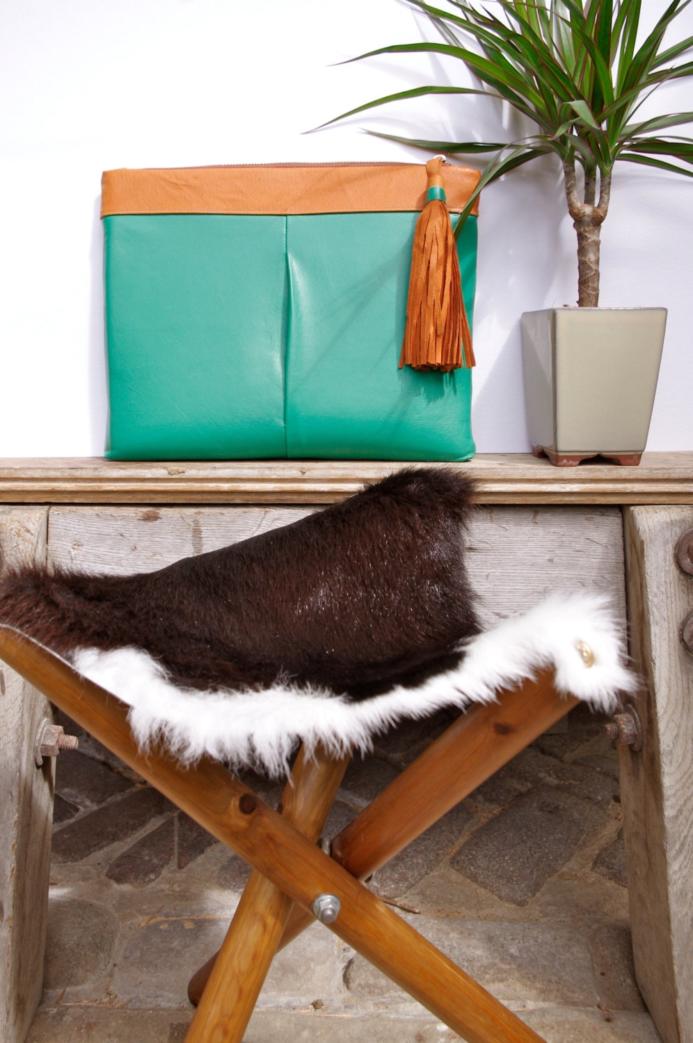 Weiche Grüne Handgearbeiteter Kupplung Mit Gold Hardware Tan Leder Trim Und Quaste Weiche Grüne Handgearbeiteter Kupplung Mit Gold Hardware Tan Leder Trim Und Quaste von AtTaylorLund