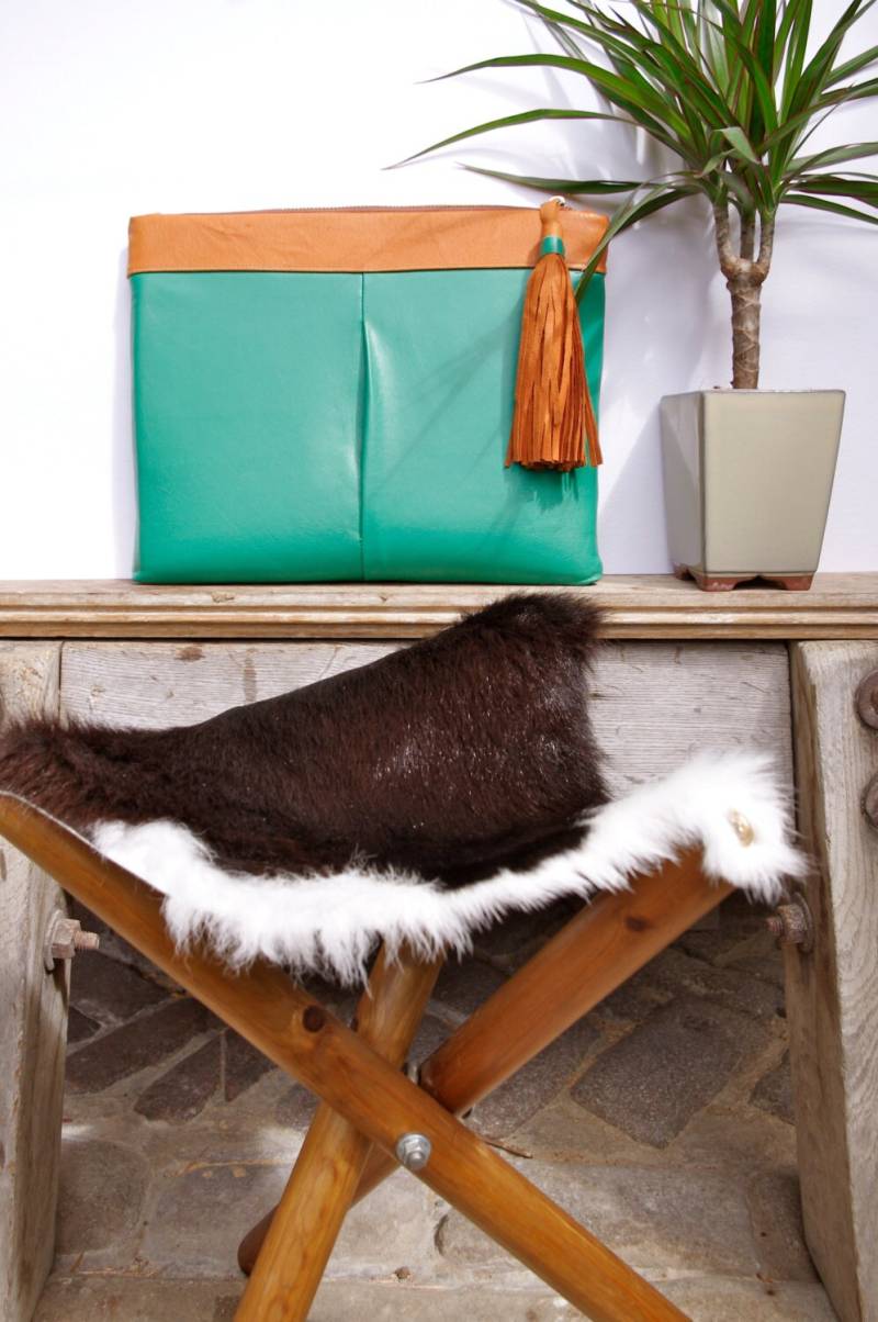 Weiche Grüne Handgearbeiteter Kupplung Mit Gold Hardware Tan Leder Trim Und Quaste Weiche Grüne Handgearbeiteter Kupplung Mit Gold Hardware Tan Leder Trim Und Quaste von AtTaylorLund