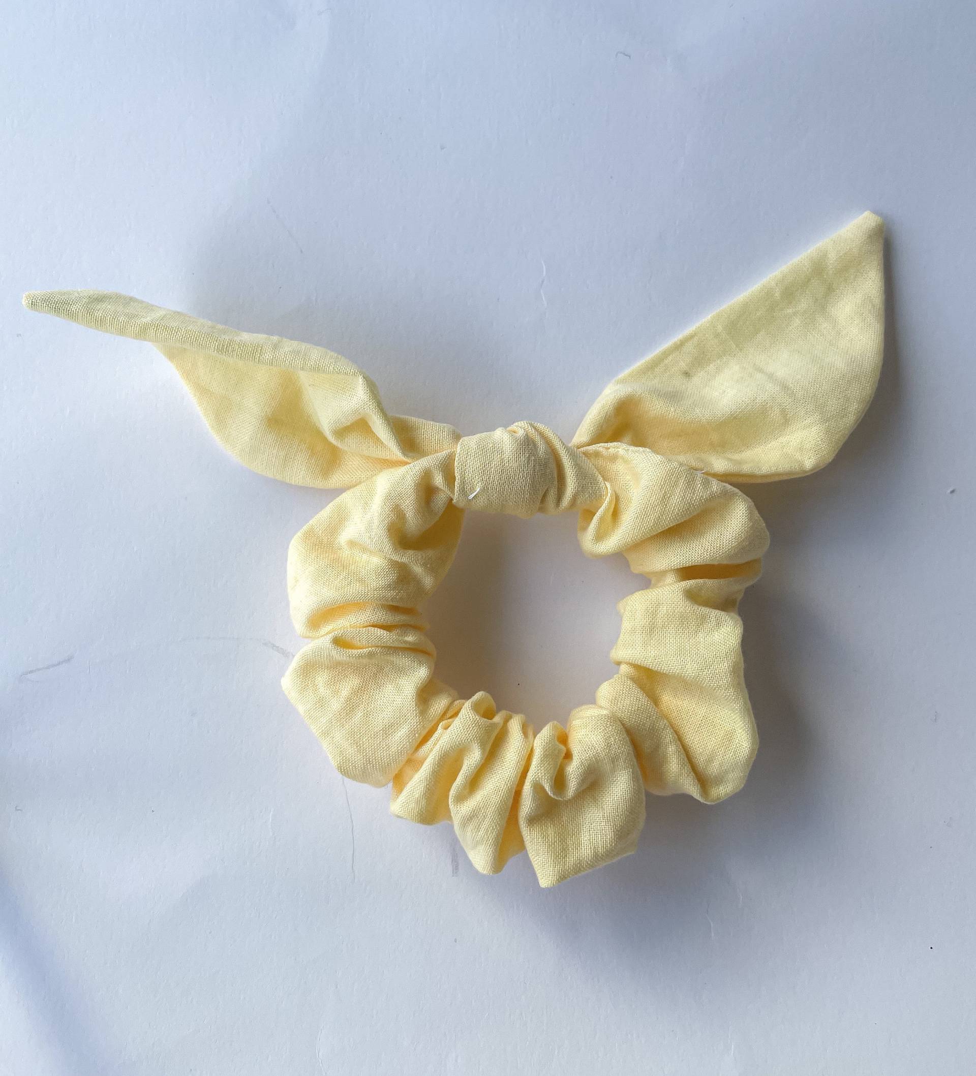 Handgefertigter Gelber Scrunchie | Haargummi Aus Stoff Mit Schleife von AtandoMilCabos