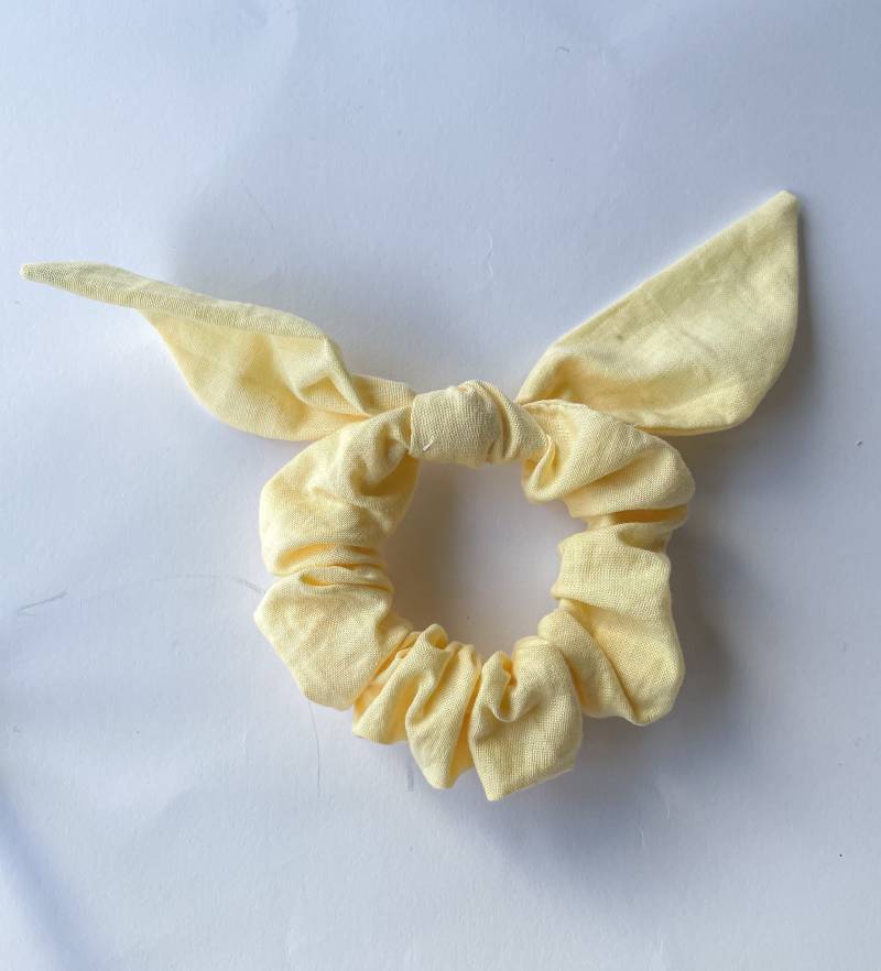 Handgefertigter Gelber Scrunchie | Haargummi Aus Stoff Mit Schleife von AtandoMilCabos