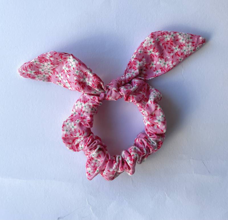 Handgefertigter Rosa Scrunchie Mit Blumen | Haargummi Aus Stoff von AtandoMilCabos