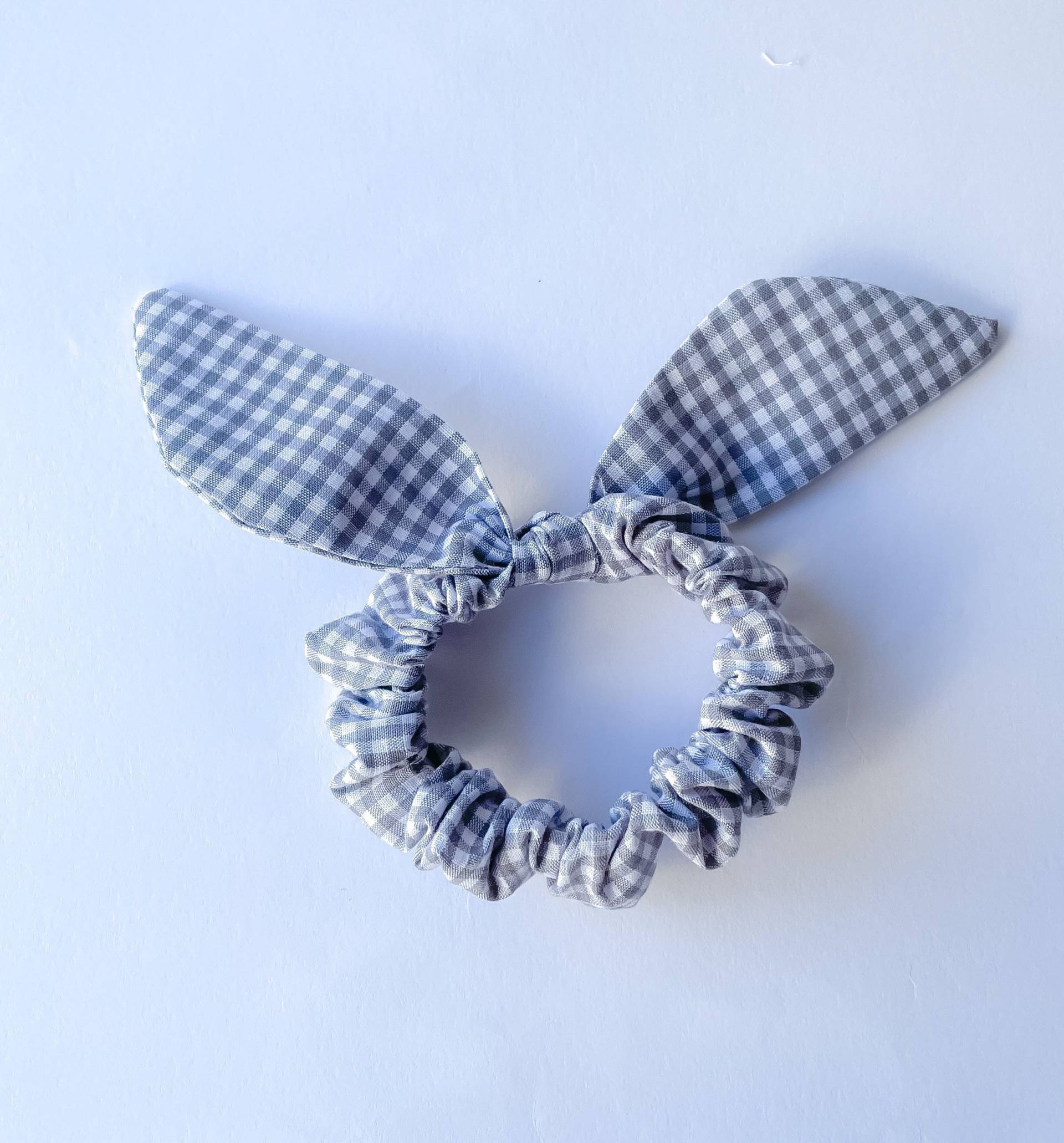 Handgefertigter Scrunchie Mit Grauen Gingham-Karo | Haargummi Aus Stoff von AtandoMilCabos