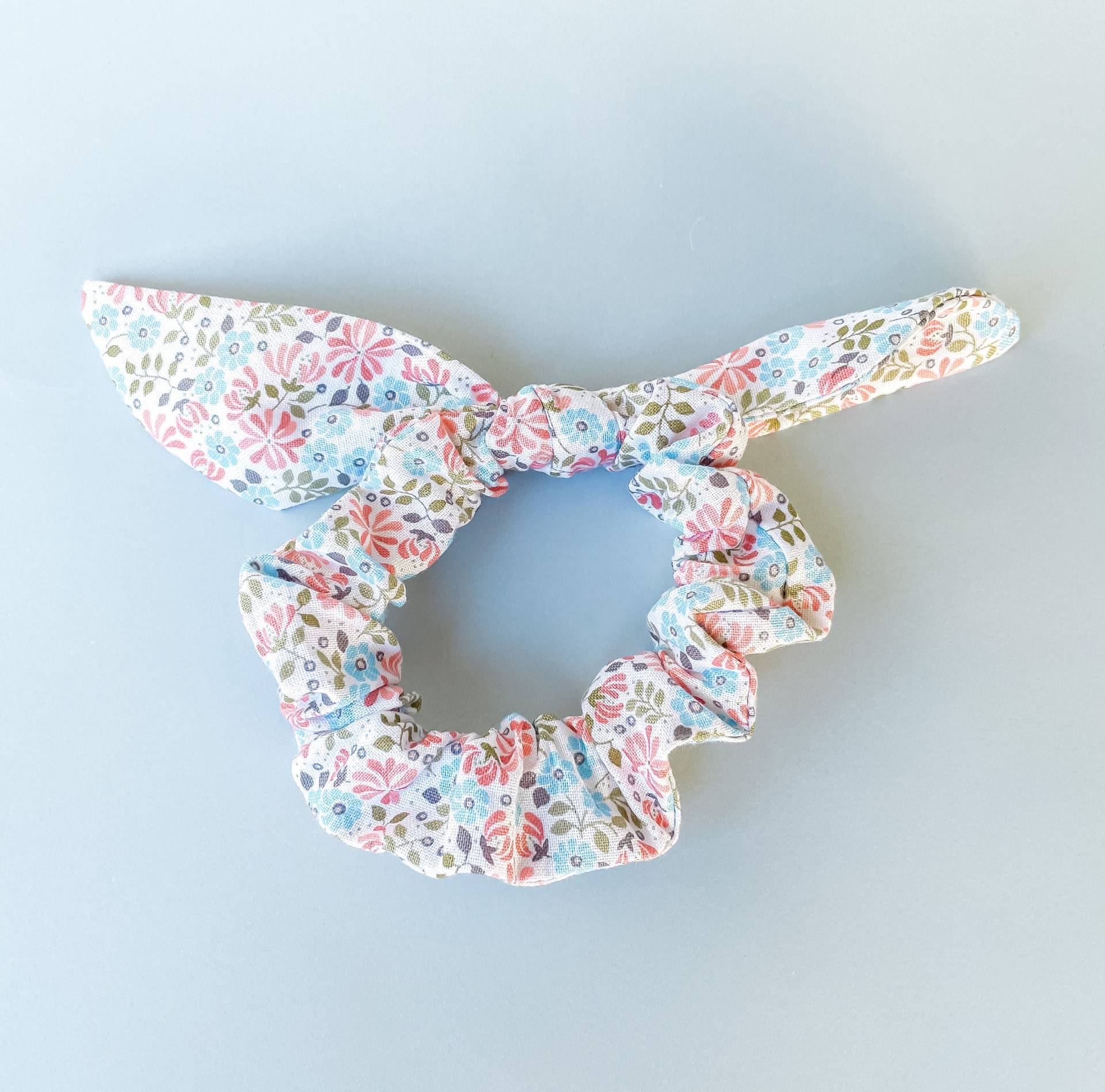 Handgefertigter Scrunchie Mit Schleife/Blumenhaar-Scrunchie von AtandoMilCabos