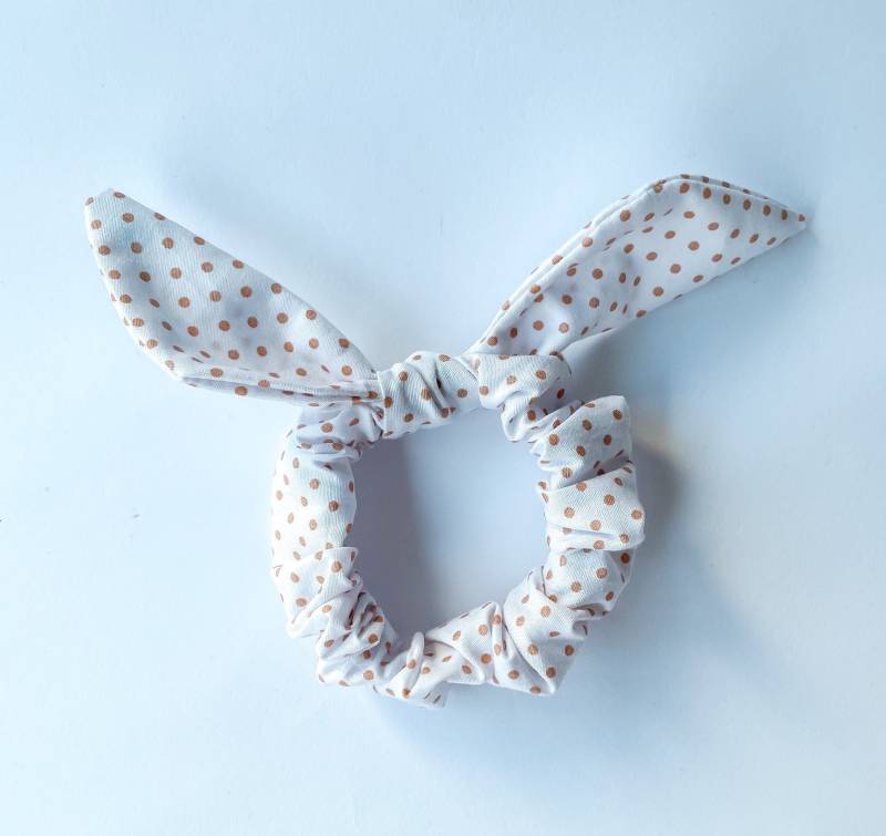 Handgefertigter Weißer Scrunchie Mit Polka Dots | Haargummi Aus Stoff von AtandoMilCabos