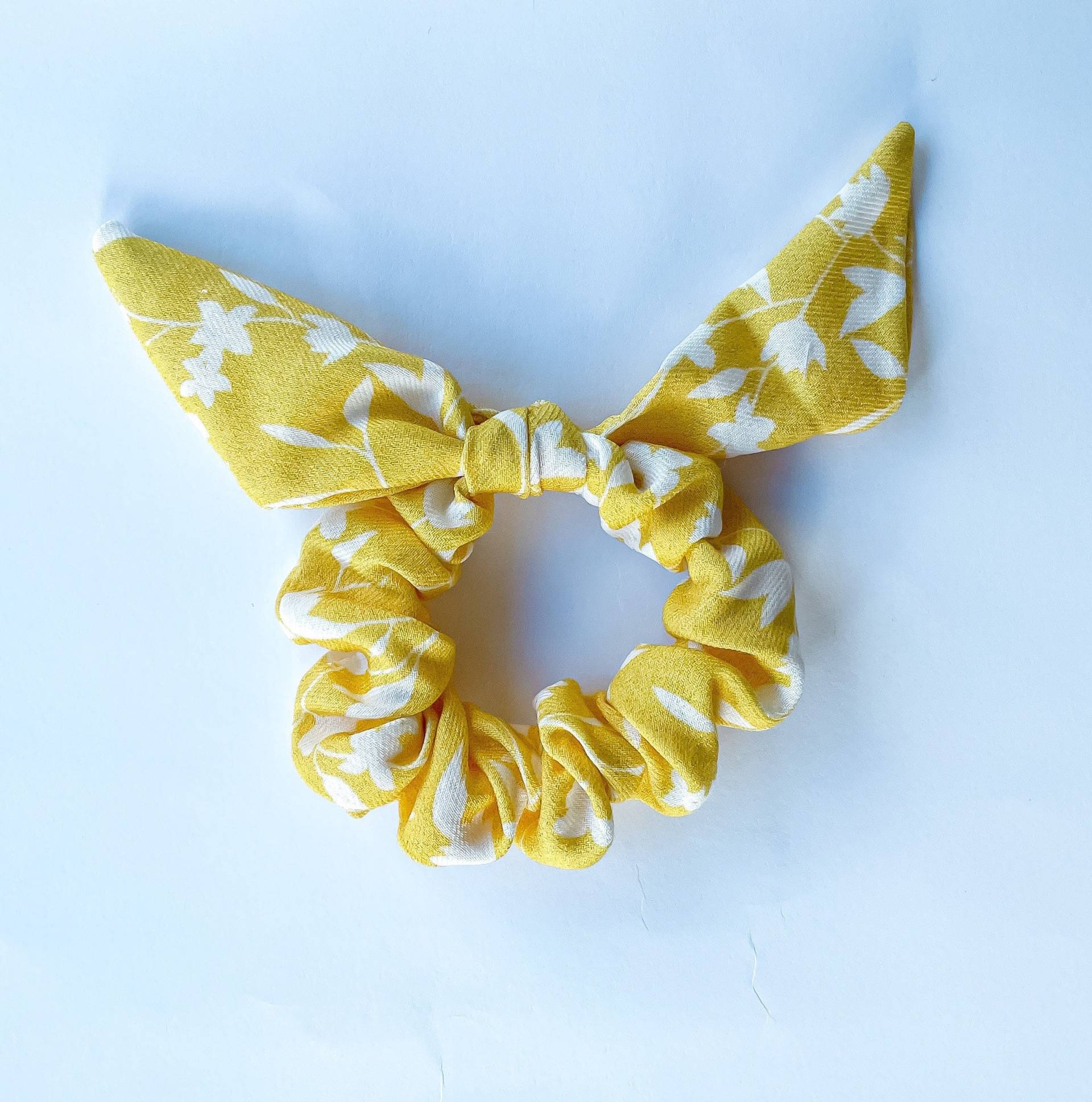 Handgefertigtes Schleifen-Scrunchie | Haargummi Aus Stoff von AtandoMilCabos