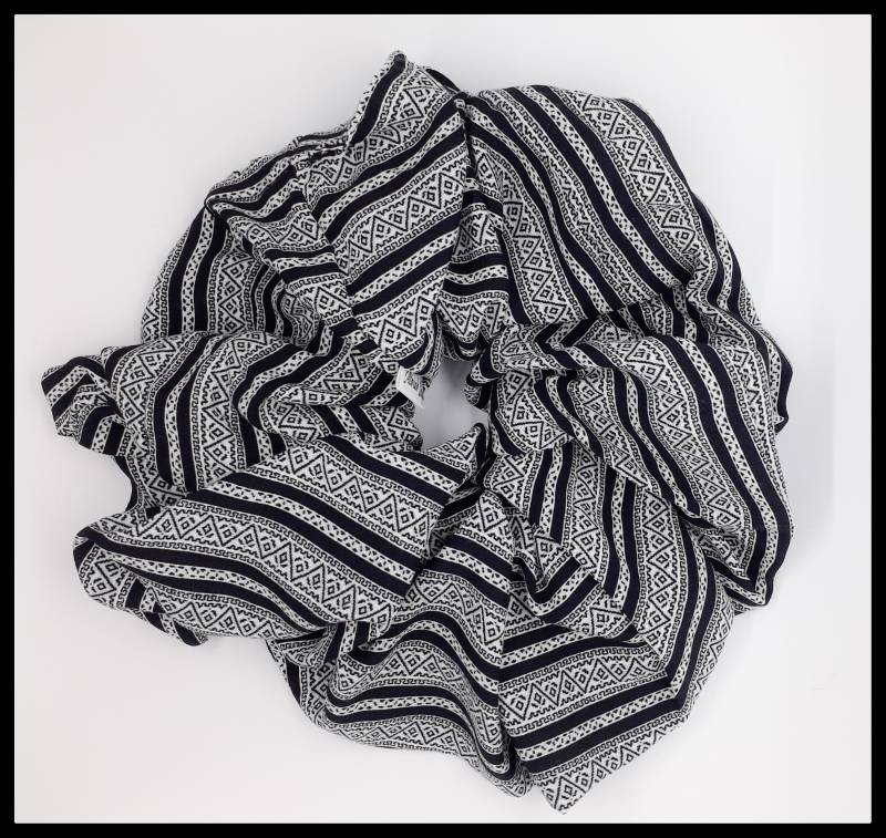 Jumbo Größe Scrunchie - The Alana - Schwarz-Weiß Muster von AtarahDesignsInc