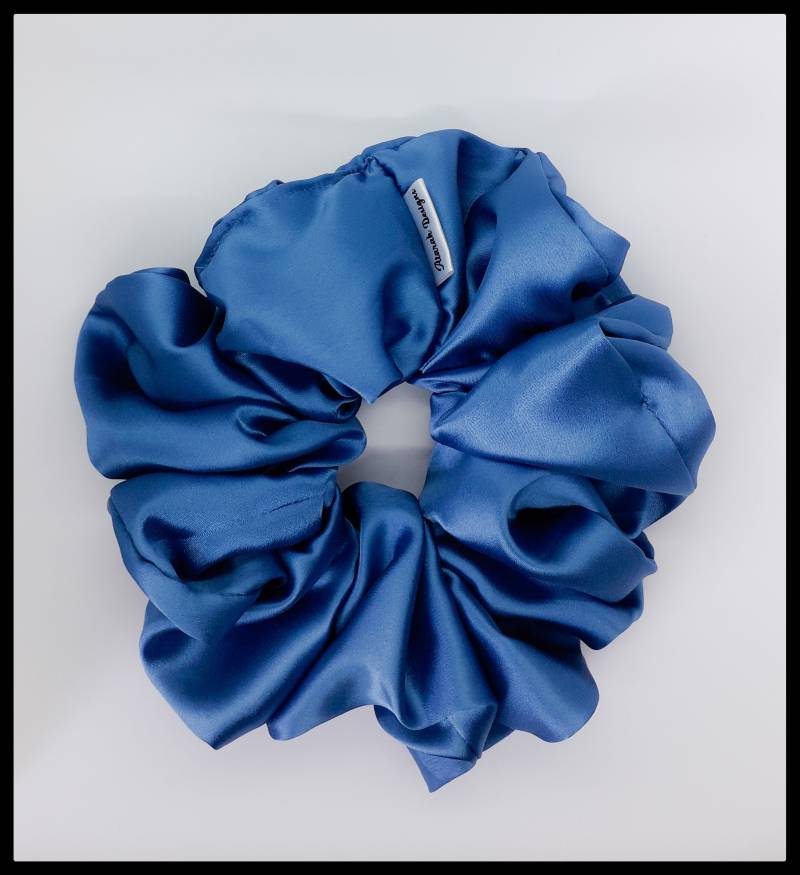 Jumbo Größe Scrunchie - The Aurora - Blauer Satin von AtarahDesignsInc