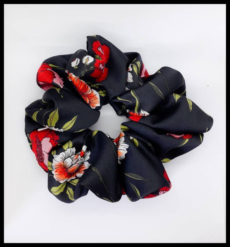 Jumbo Größe Scrunchie - The Hope Schwarzer Satin Mit Blumen von AtarahDesignsInc
