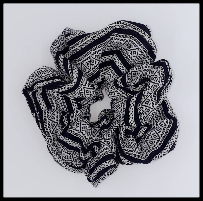 Petite Size Scrunchie - The Alana Schwarz-Weiß Muster von AtarahDesignsInc