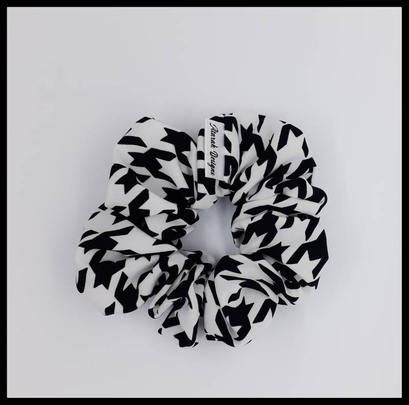 Petite Size Scrunchie - The Tracy Weiß Mit Schwarzem Muster von AtarahDesignsInc