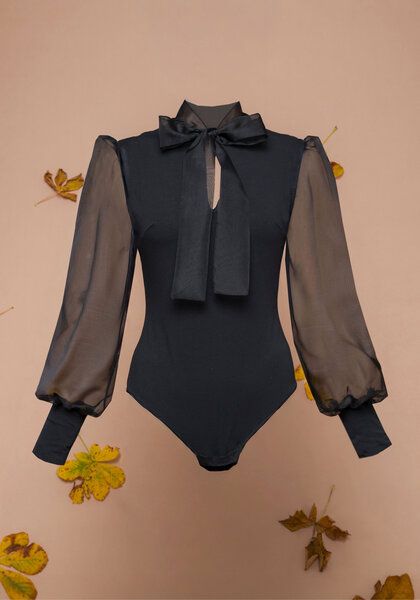 Atelier SNOW Body Odessa mit Schleifenkragen und Puffärmeln von Atelier SNOW