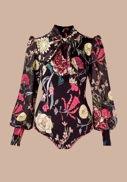 Atelier SNOW Eleganter Body mit Schleifenkragen und Puffärmeln von Atelier SNOW