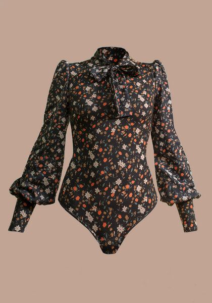 Atelier SNOW Eleganter Body mit Schleifenkragen und Puffärmeln von Atelier SNOW